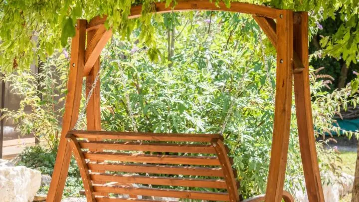 Balancelle dans le jardin arboré