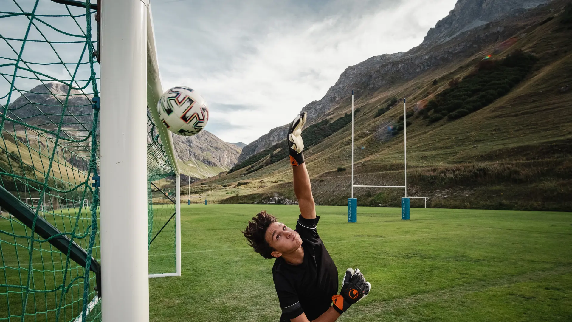 Enfants qui jouent au football dans la Vallée du Manchet à Val d'Isère