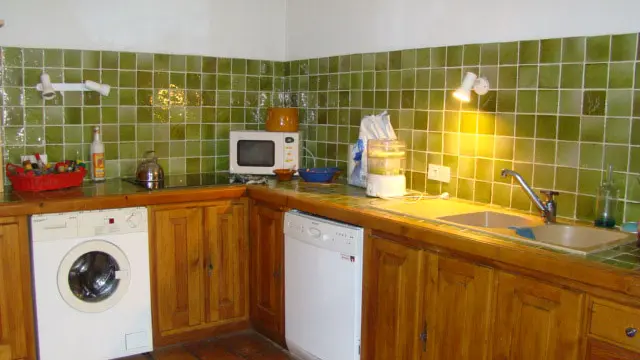 Coin cuisine avec plaques électriques, ameublement bois, carrelage