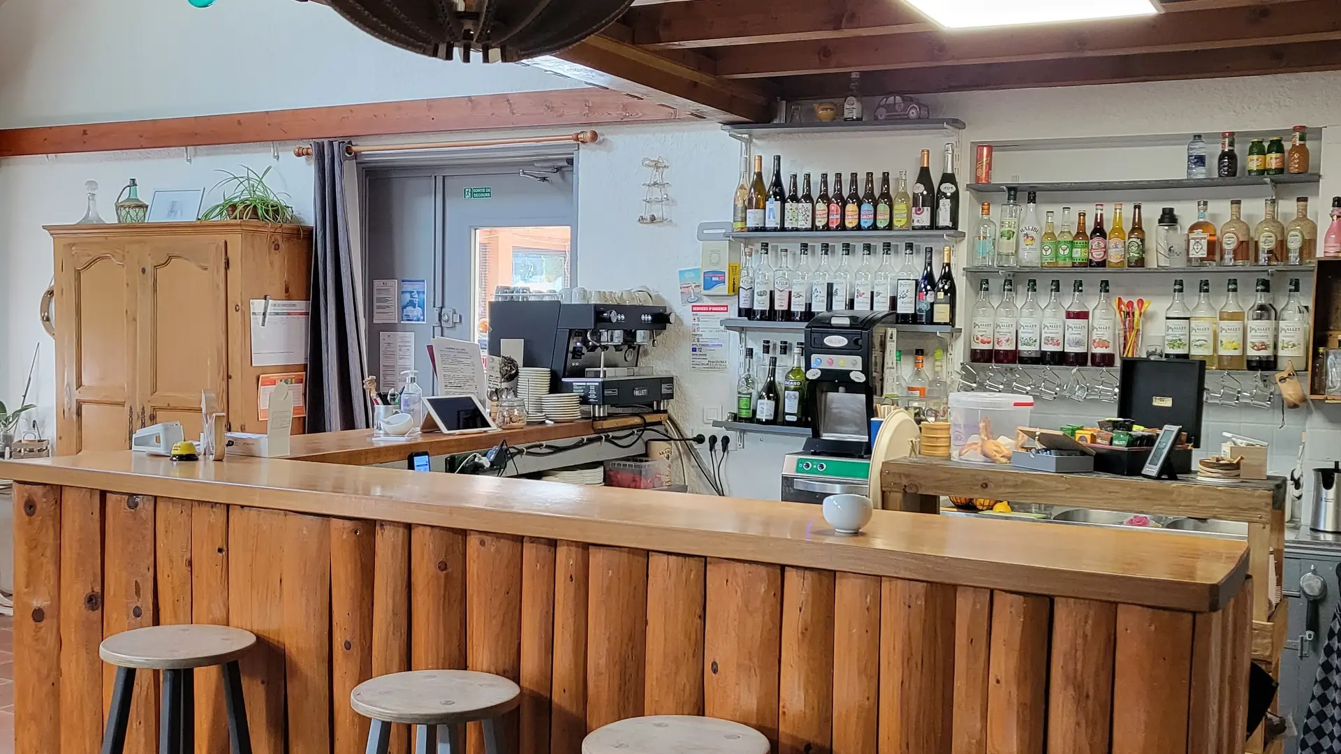Bar en bois + 4 sièges