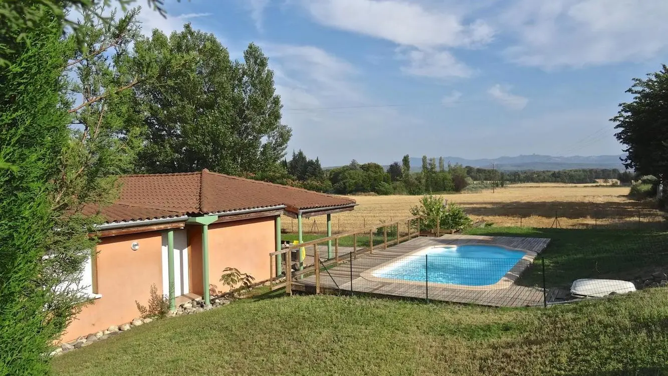 VUE SUR LA CAMPAGNE ET PISCINE