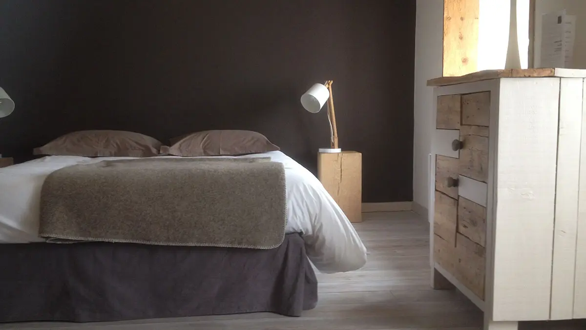 Intérieur d’une chambre, lit double