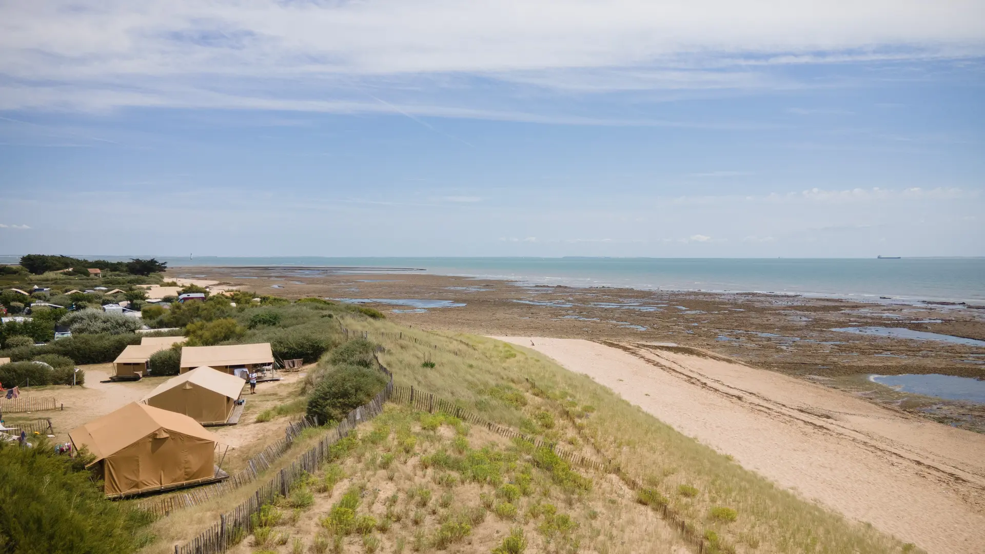 Luftaufnahme mit dem Campingplatz direkt am Strand