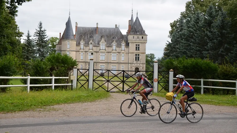 Cyclos devant le château du Lonzat à Marcenat
