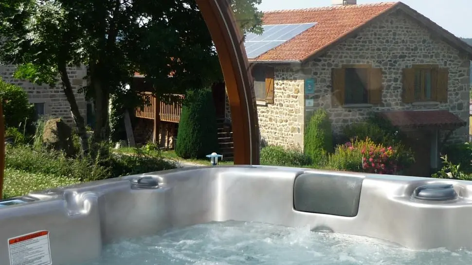 le SPA couvert et le gite