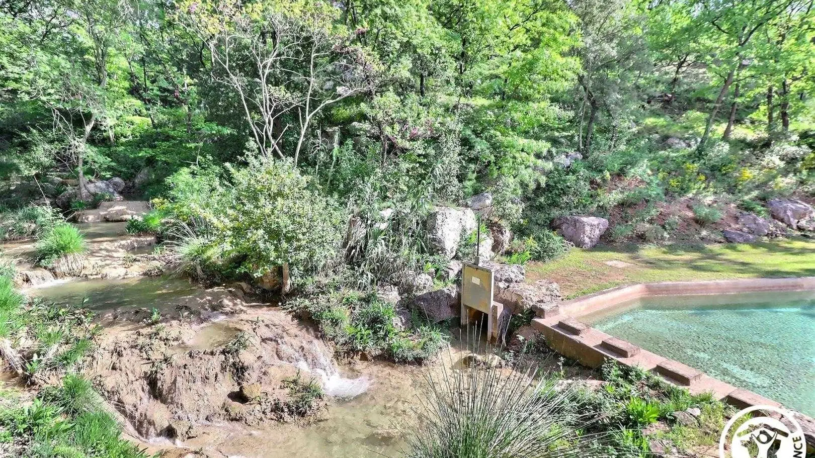 La piscine, pouvant être alimentée directement par le Bayon, torrent naturel