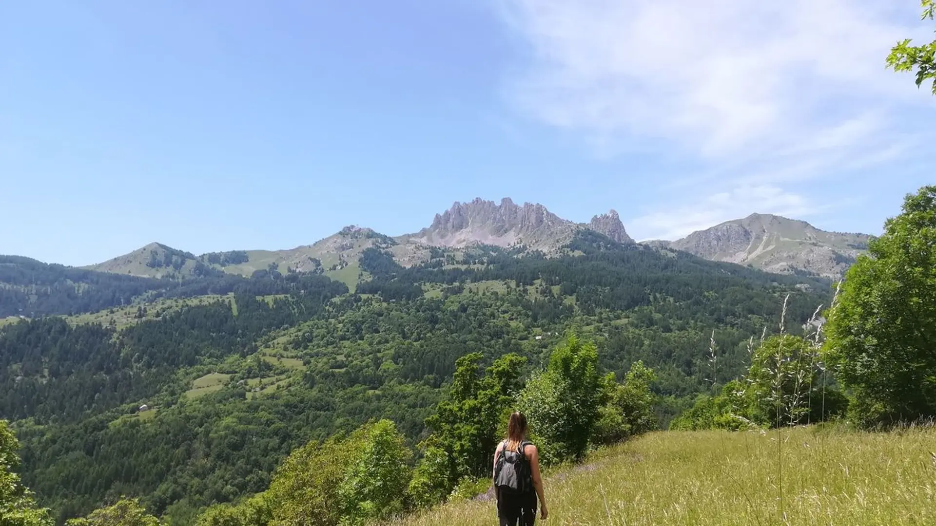Passage dans un prés avec vue  sur le Pic de Chabrières
