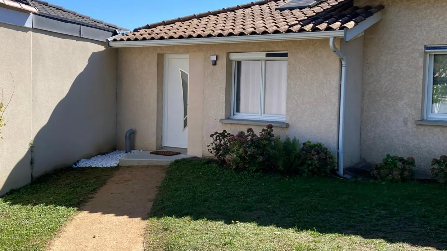 Entrée du gîte, mitoyen aux propriétaires.