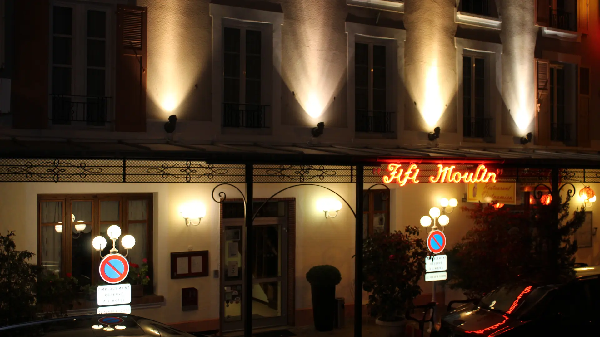 Hôtel Fifi Moulin la nuit