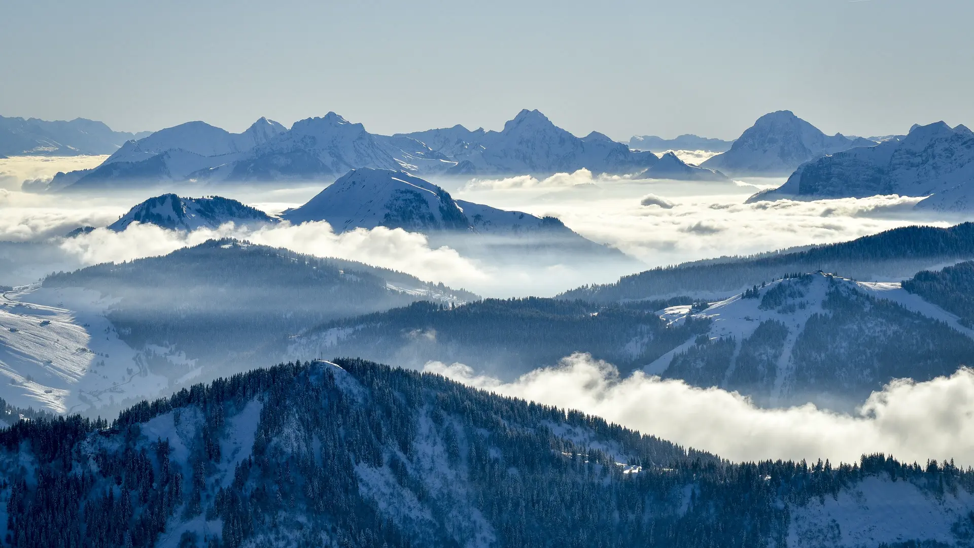 Vue sur les sommets environnants depuis le domaine skiable du Grand-Bornand