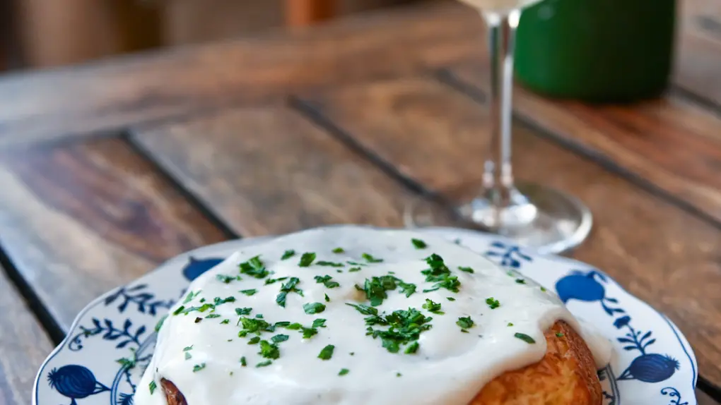 assiette dressée avec un verre de rosé