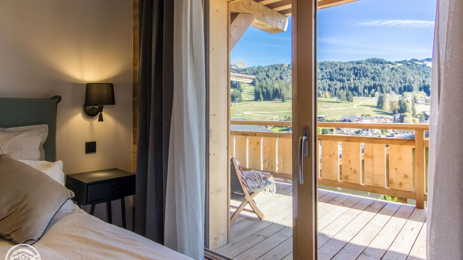 Chambre Niveau 0, avec TV et terrasse privative , salle de bain privative avec WC.