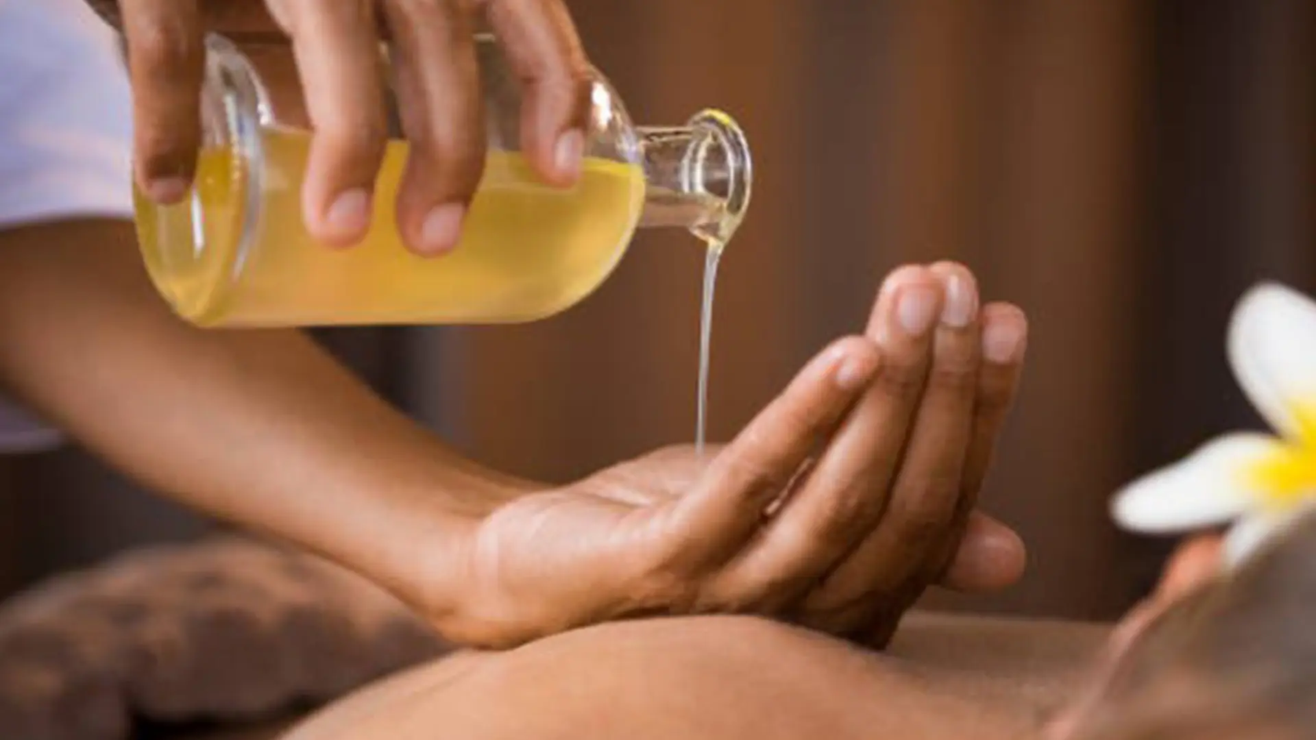 Image d'un massage du dos avec de l'huile