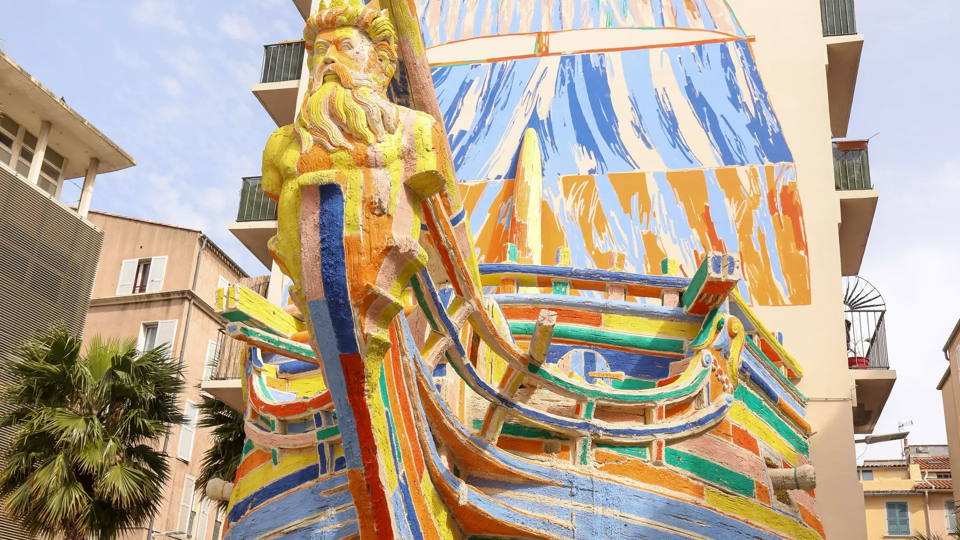 Le bateau-sculpture, place Vatel