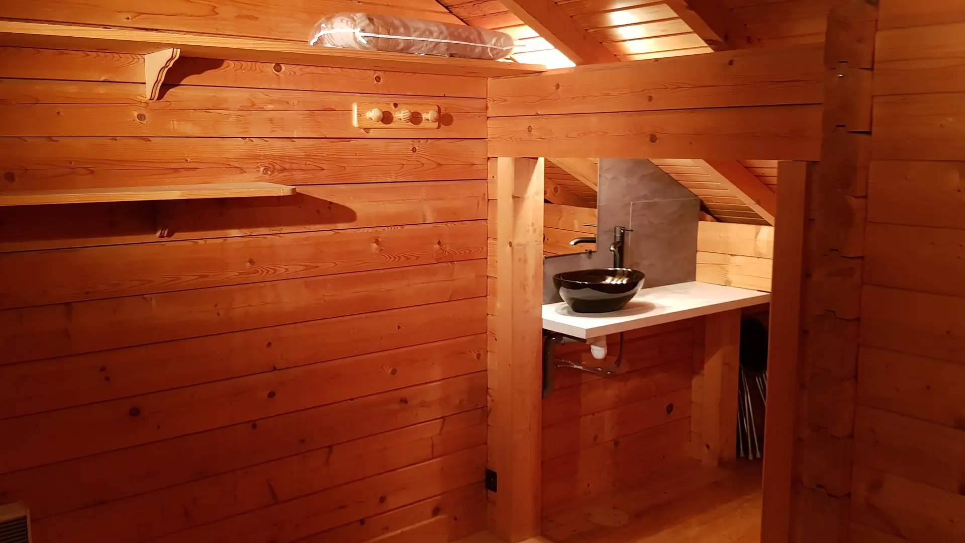 Dressing et lavabo dans la chambre