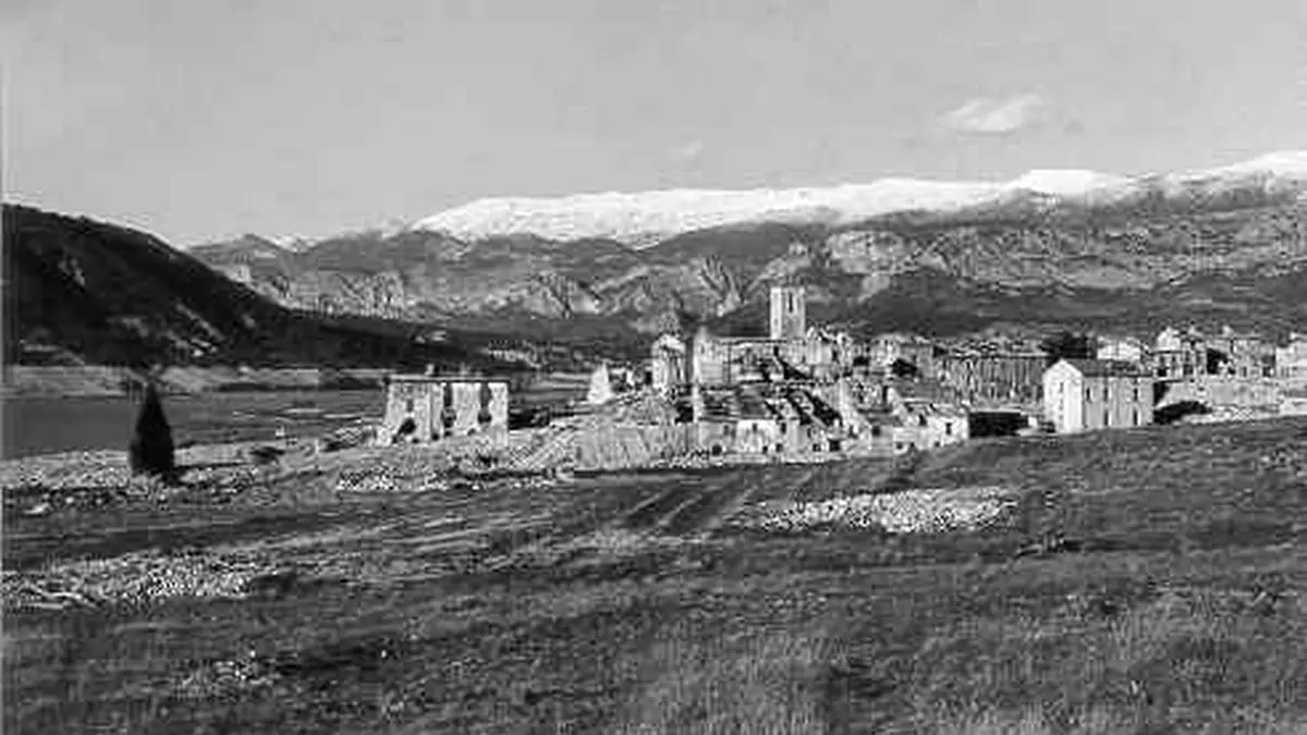 Destruction de l'ancien village