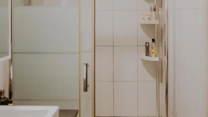 Salle d'eau avec douche 120cm chambre d'hôte LesQuatra à la Gaude - Gîtes de France Alpes-Maritimes