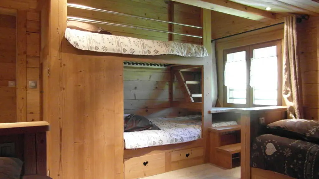 Chambre ados ou enfants avec 1 lit superposé et 3 lits fixes, placard et tiroirs de rangement