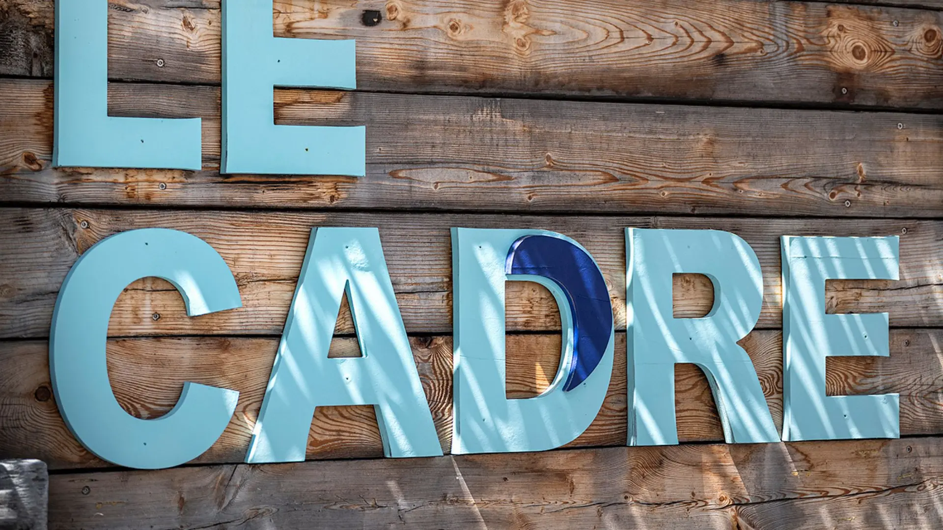 enseigne Le Cadre bleu fond bois