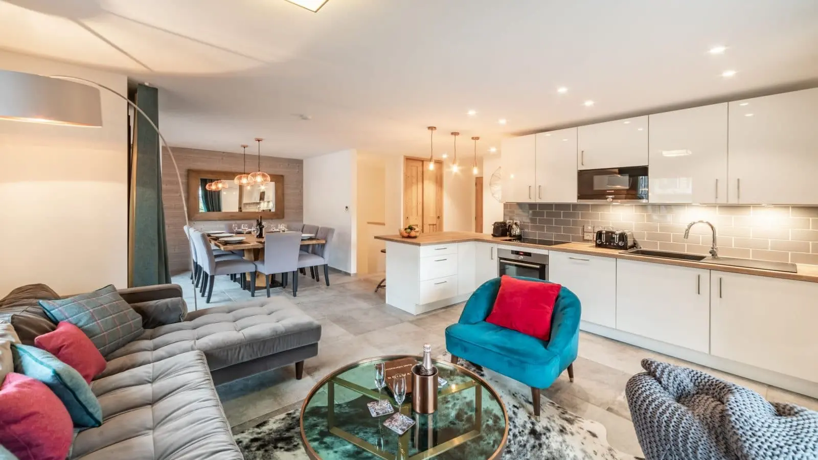 Séjour ouvert sur la cuisine salon et salle à manger ambiance cosy et contemporaine