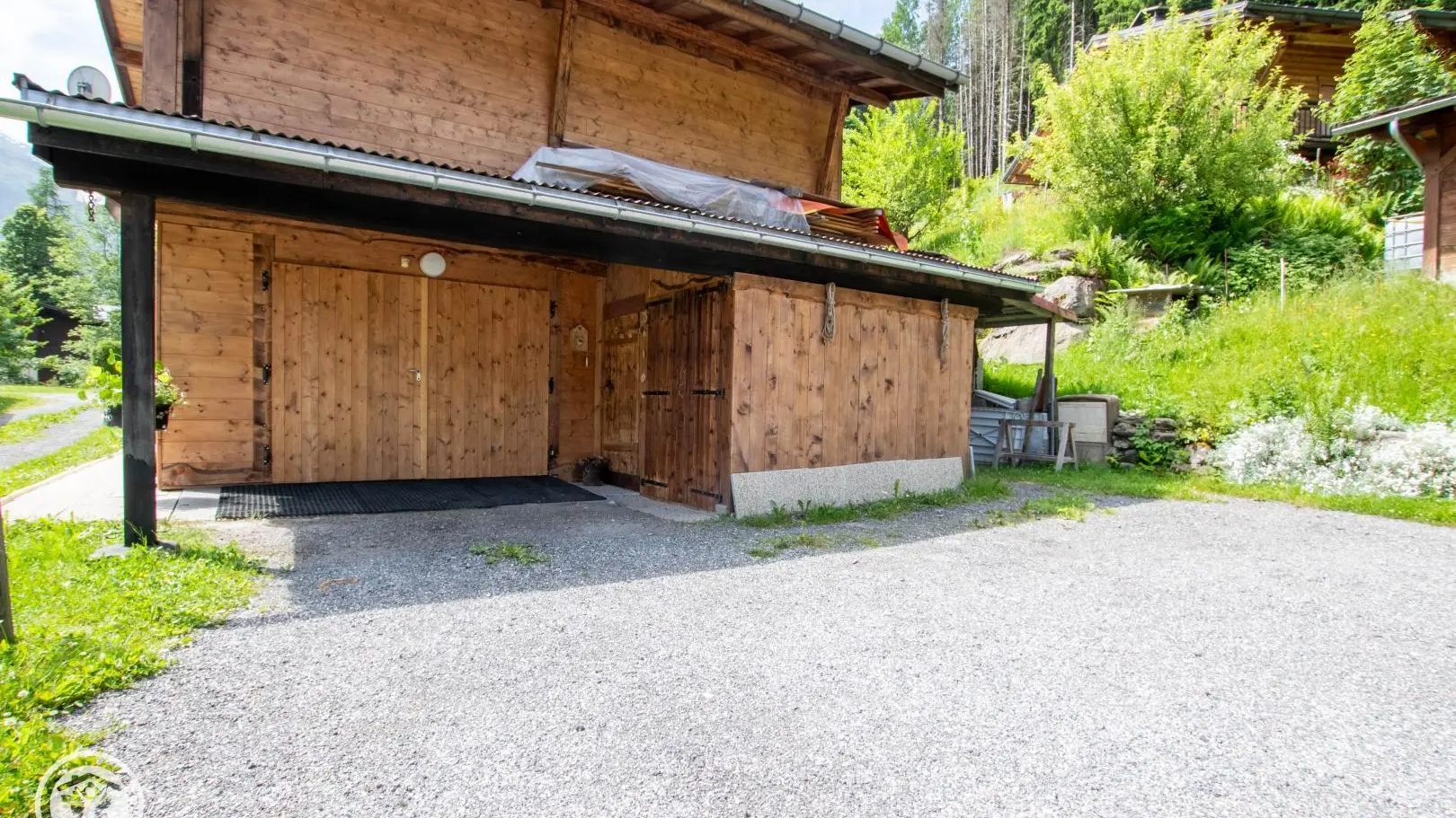 places de stationnement devant le gîte