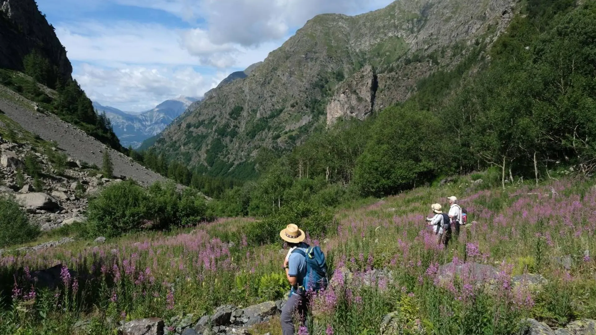 Randonneurs sur le sentier du col de Font Froide
