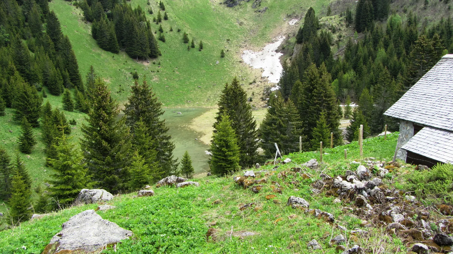 Lac et chalet de Pertuis