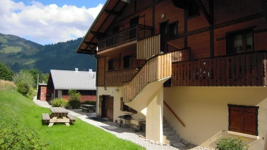 Entrée par l'arrière du chalet
