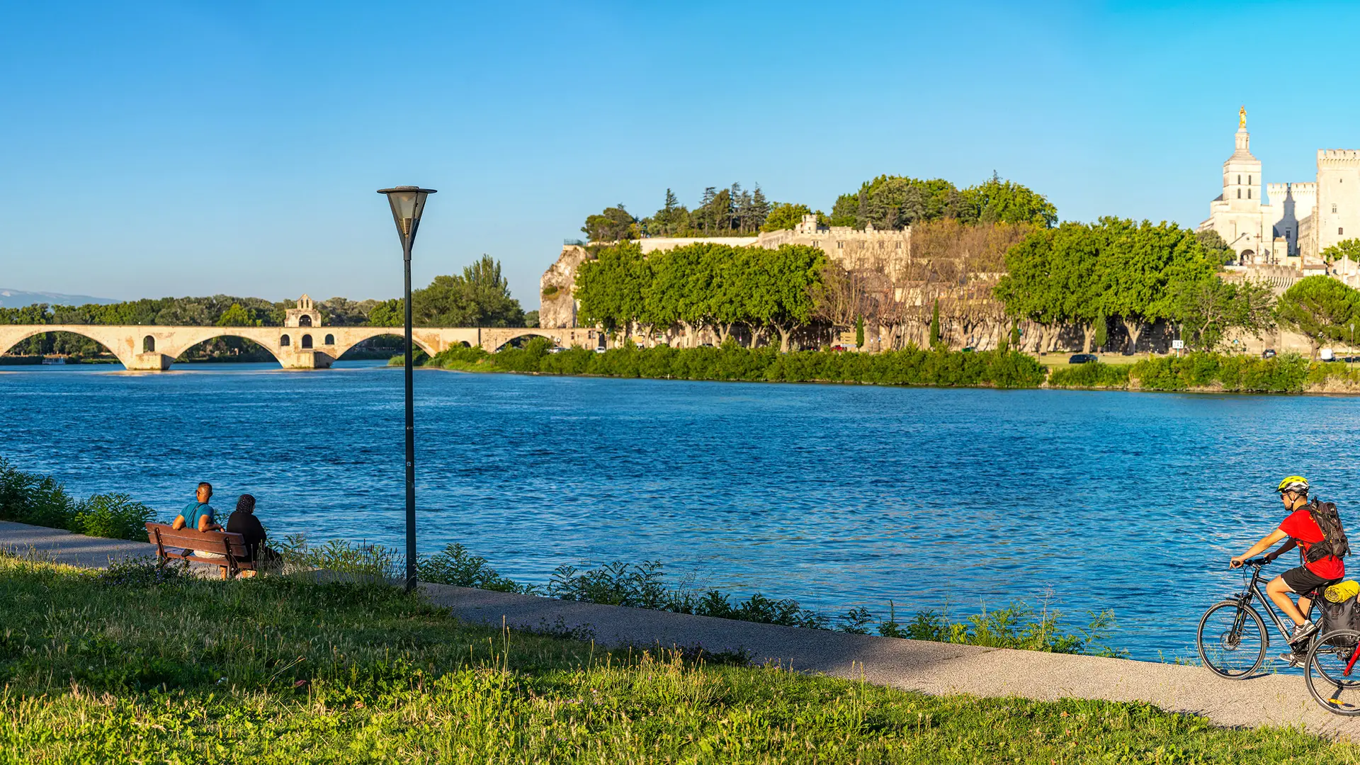 Via Rhona - Avignon depuis l'ile de la Barthelasse - Vaucluse Provence à vélo