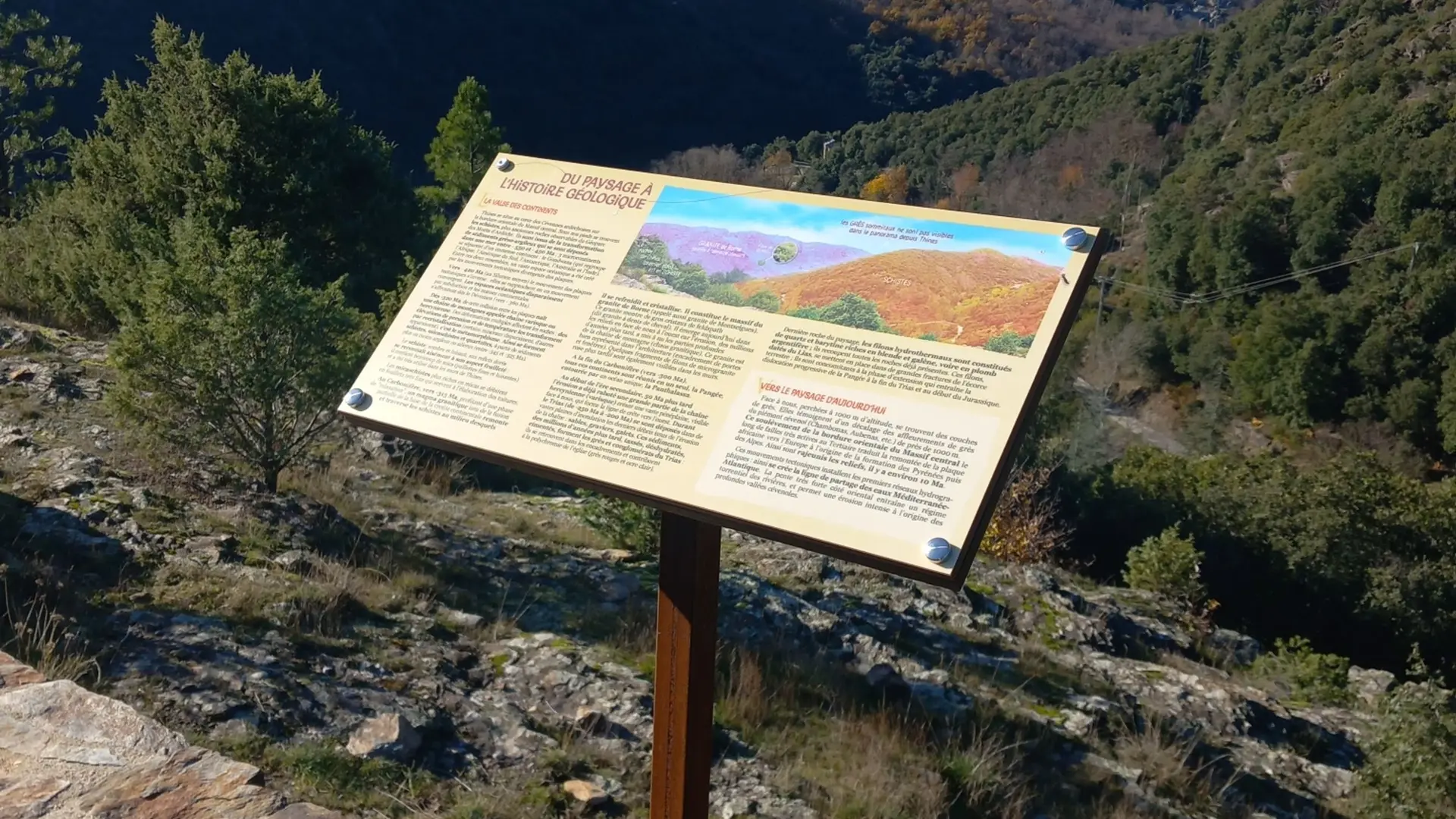 Table d'interprétation face au paysage de la vallée de la Thines, parking du hameau