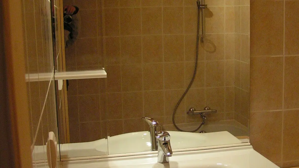 une des salles de bain appartement la pleureuse