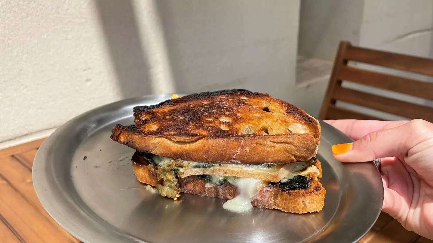 sandwich chaud pain grillé fromage fondu