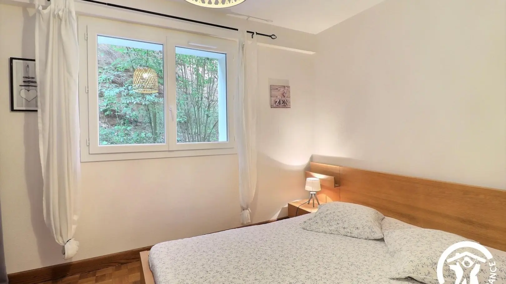 C'est toujours la chambre en rez de chaussé avec le lit en 160