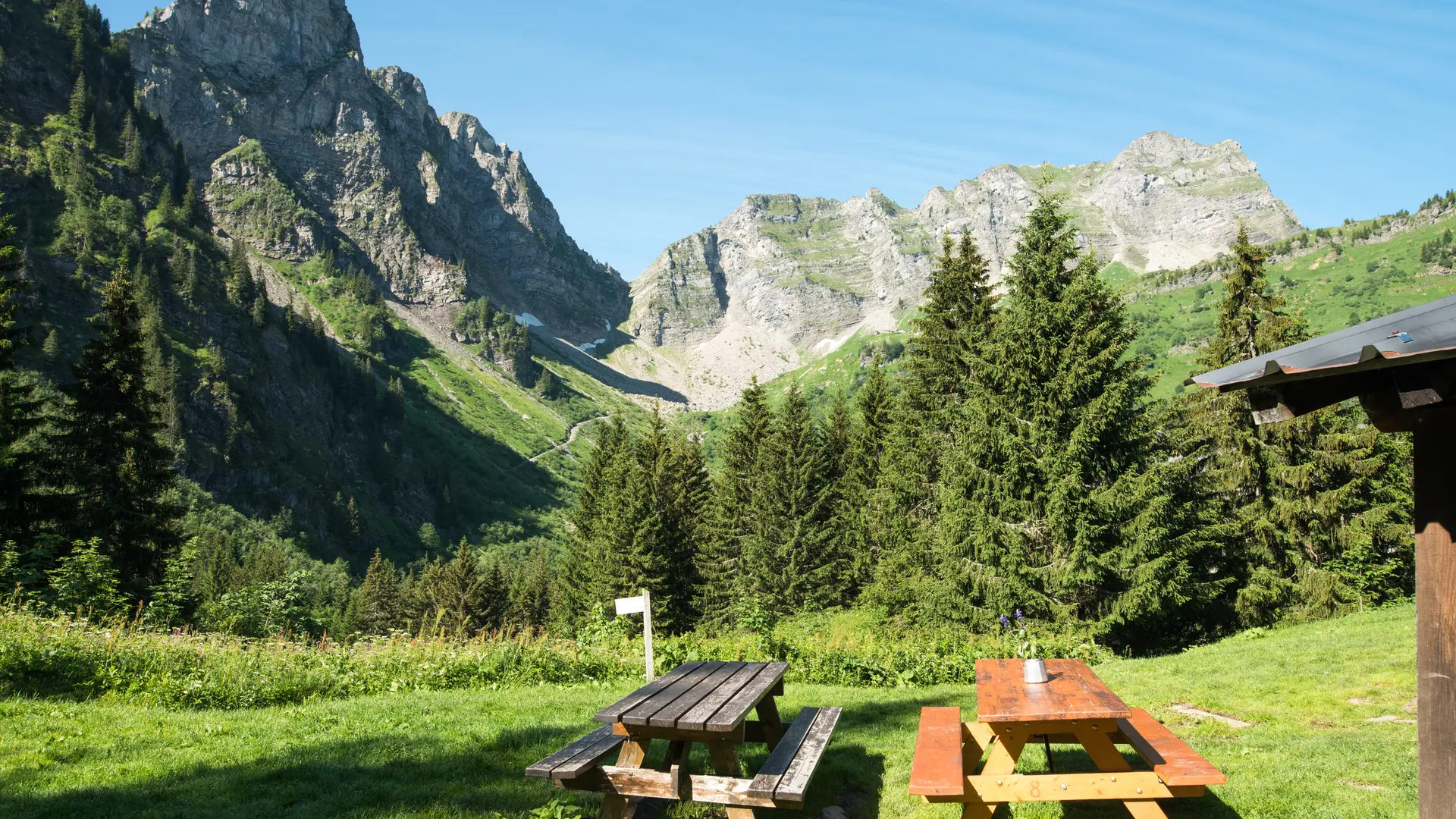 Le refuge des Tindérêts et ses montagnes