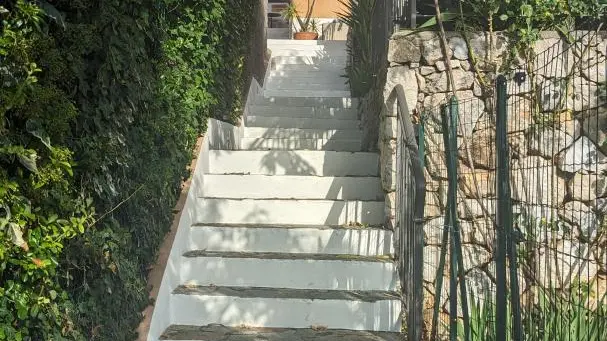 Le Cactus-Escaliers accès gîte-Beausoleil-Gîtes de France des Alpes-Maritimes