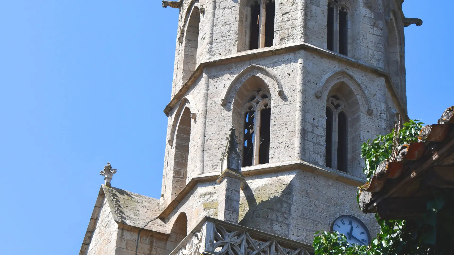 Un drôle de clocher octogonal surplombe le village