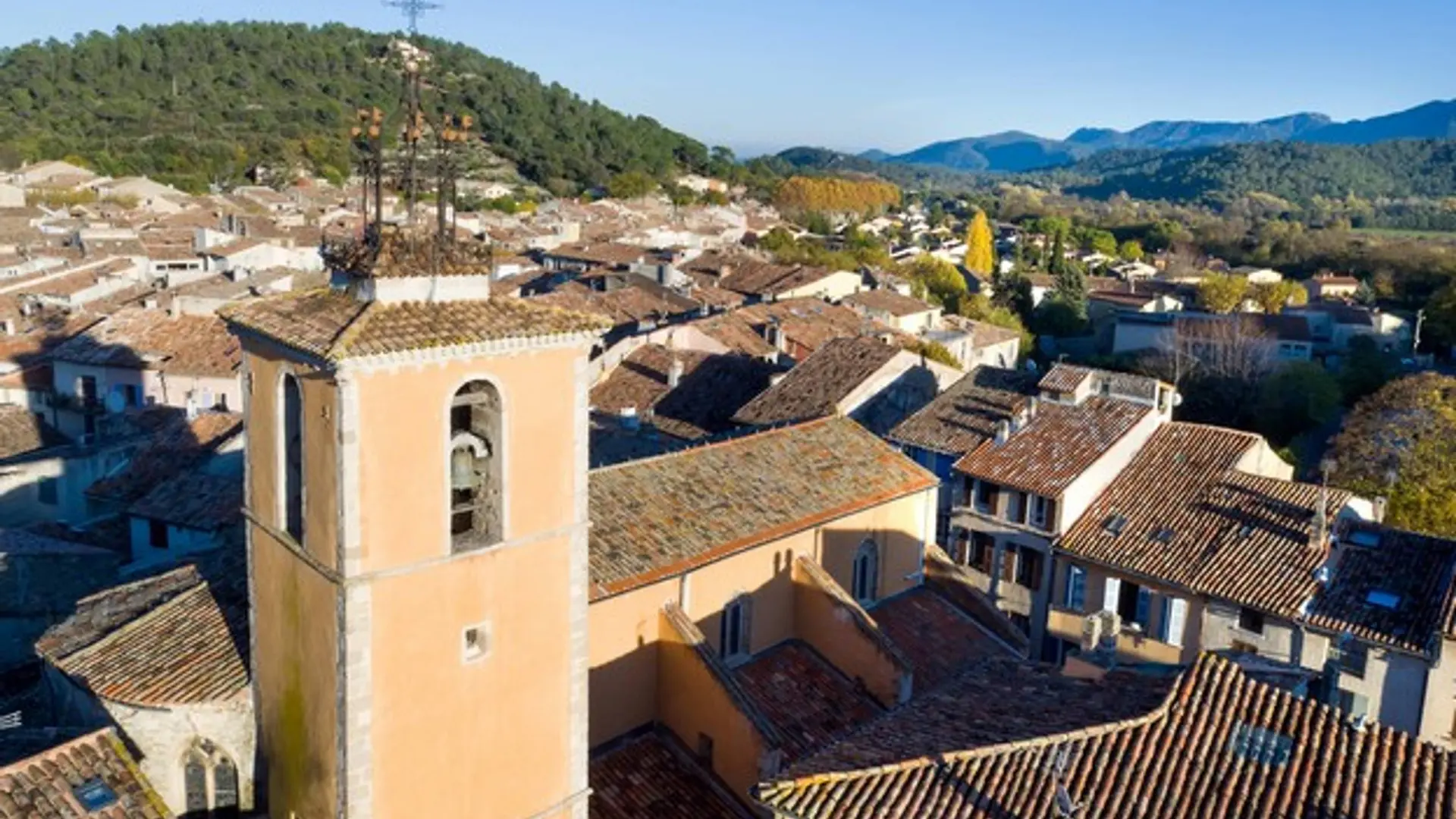 Le clocher de l'église et le village