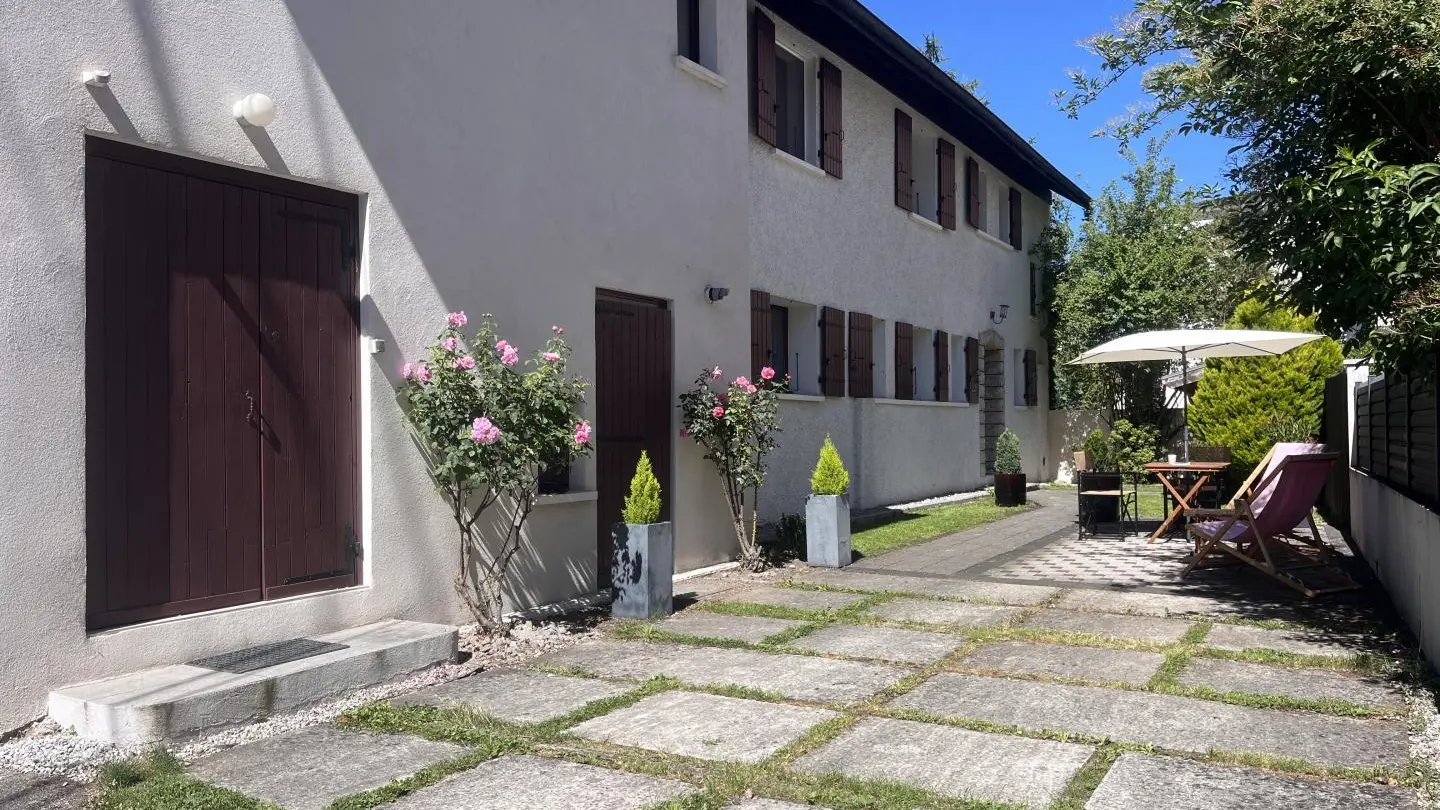 Notre appartement bénéficie de son entrée indépendante au RDC (mitoyen au logement des propriétaires. Une place de parking est disponible sur demande (en option).