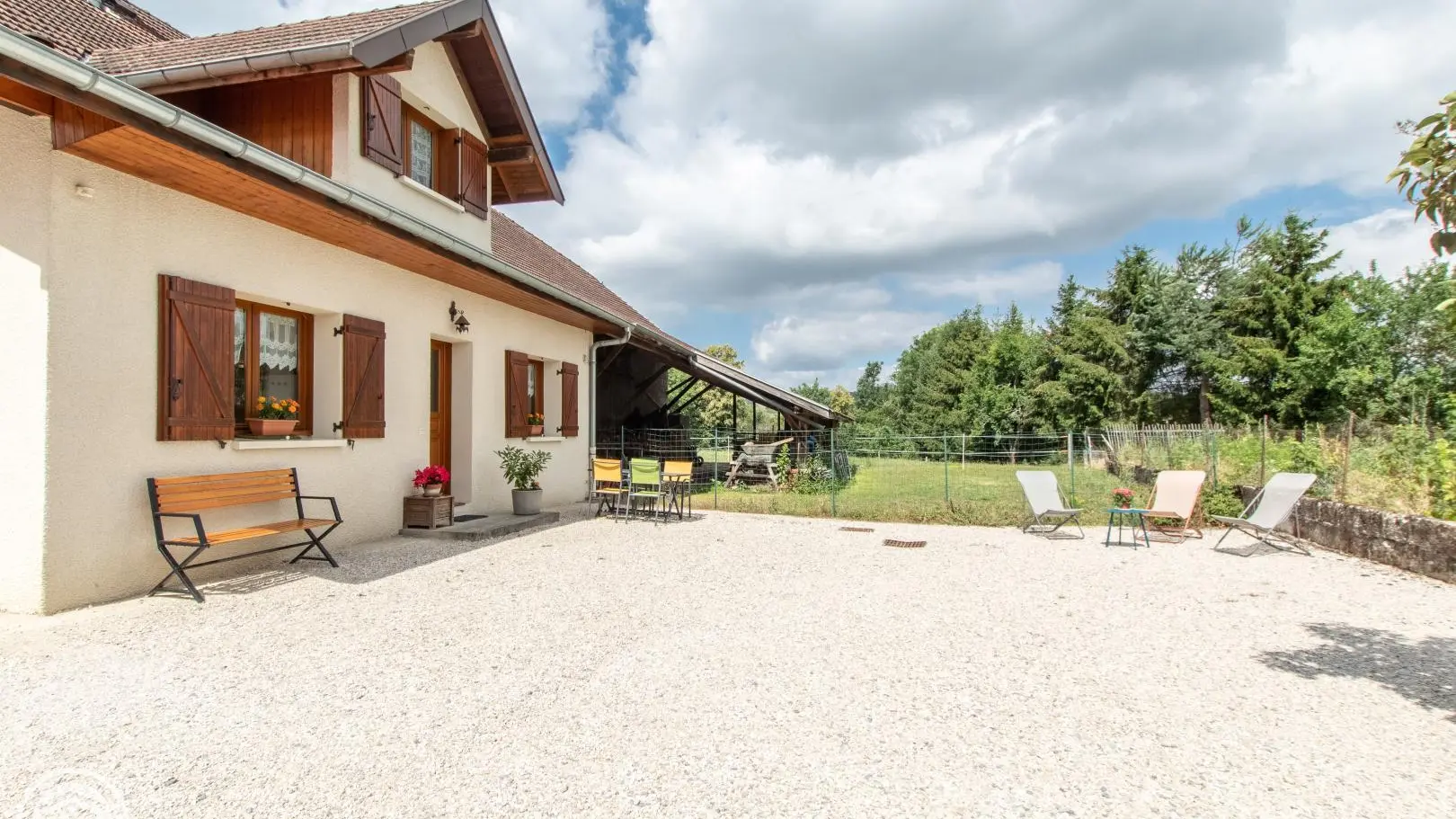 Cour avec mobilier extérieur