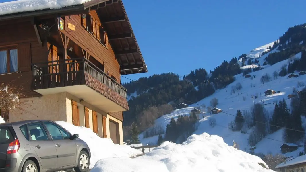 Le chalet en hiver, avec en toile de fond la piste des Envers