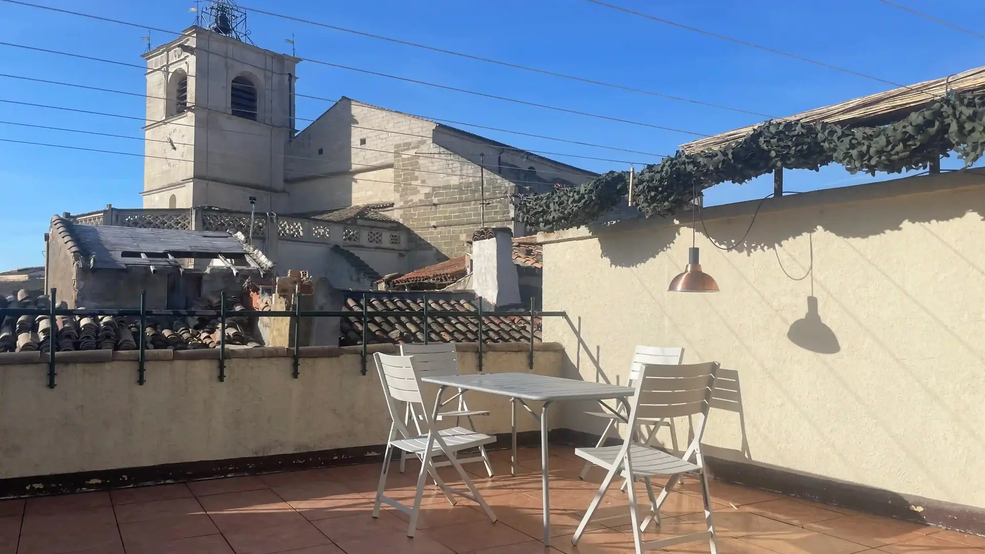 Yolaine et Marcel_L'Isle-sur-la-Sorgue terrasse de toit aavec table