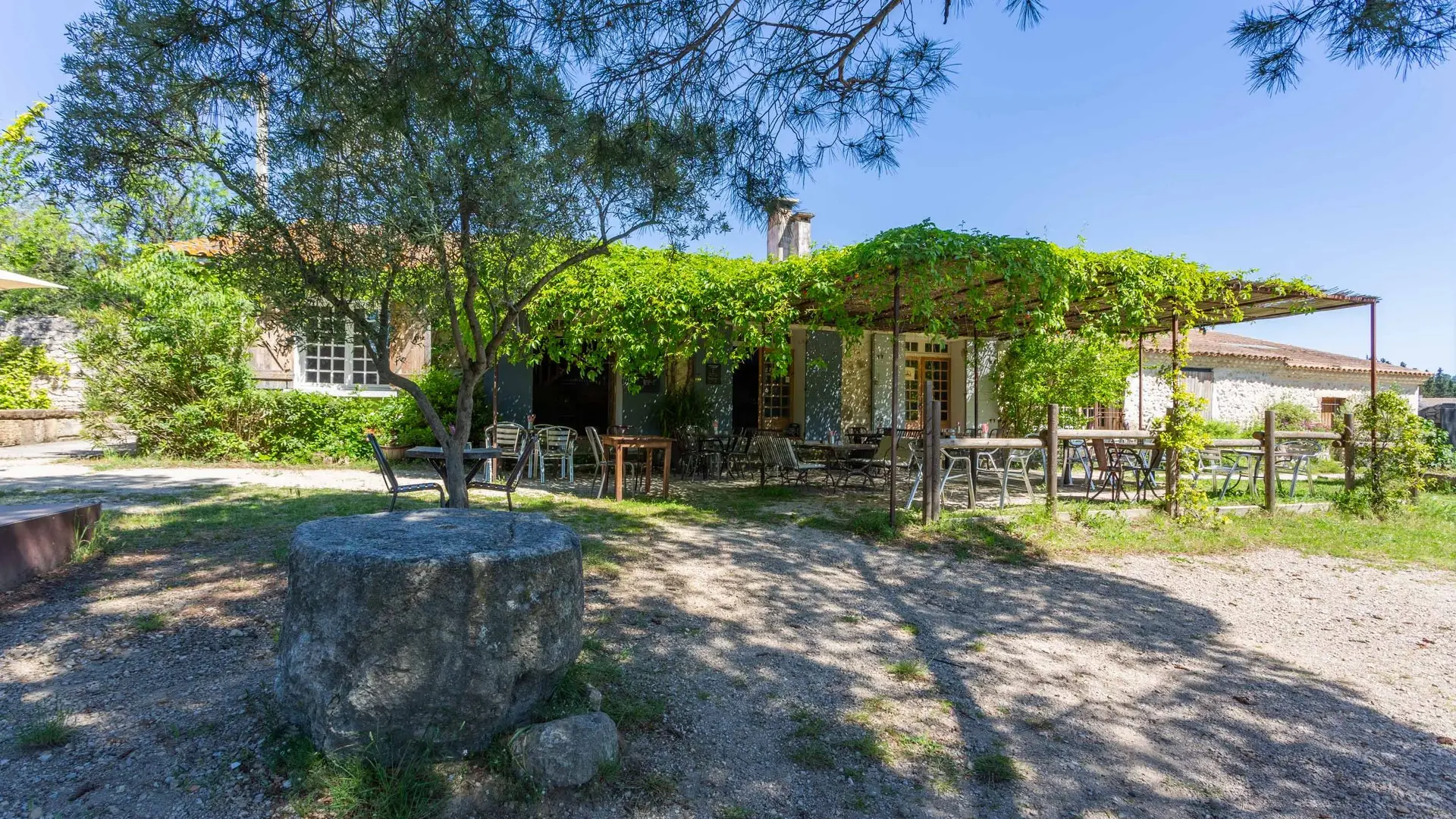 Chez Tata Simone_Mouriès_vue exterieure