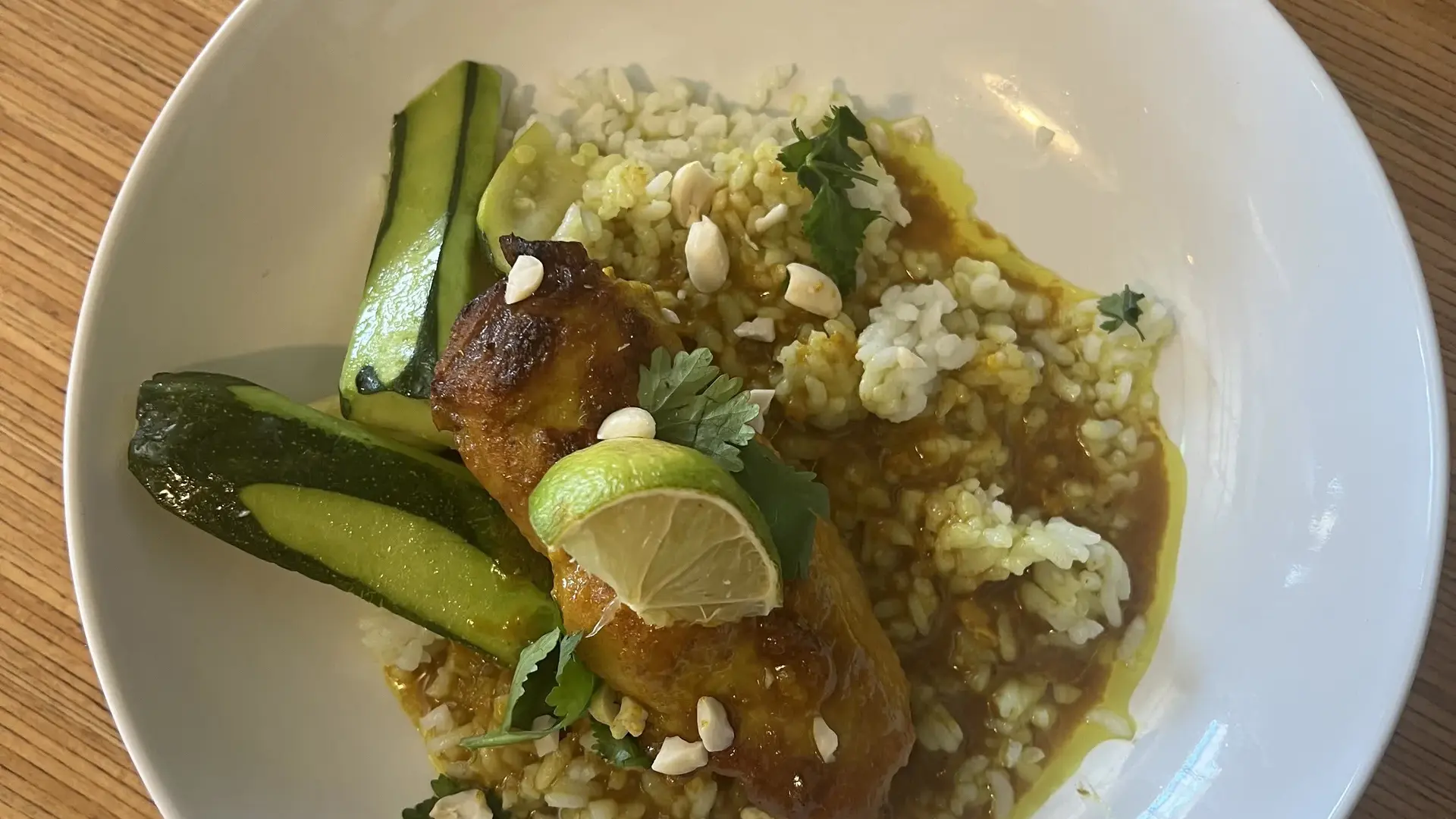Plat parfumé au curry avec riz, courgettes et citron vert.