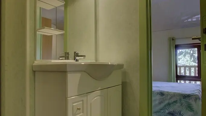 Le WC du 1er étage avec son lavabo privé à la chambre du haut.