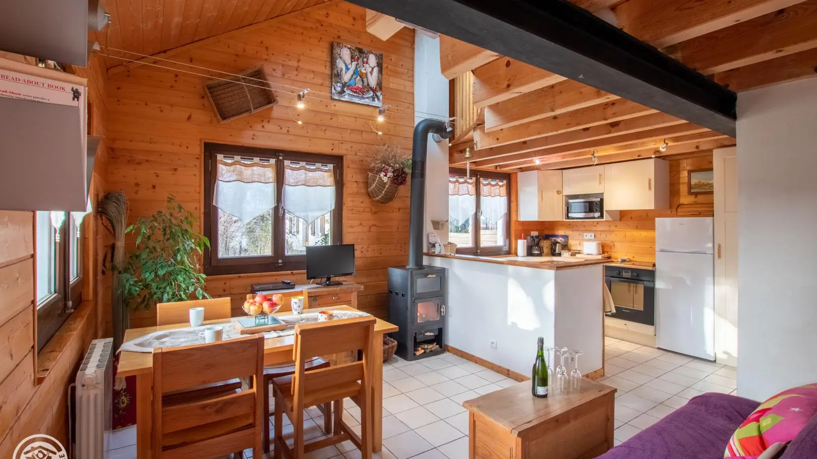 Belle pièce de vie avec poêle à bois.