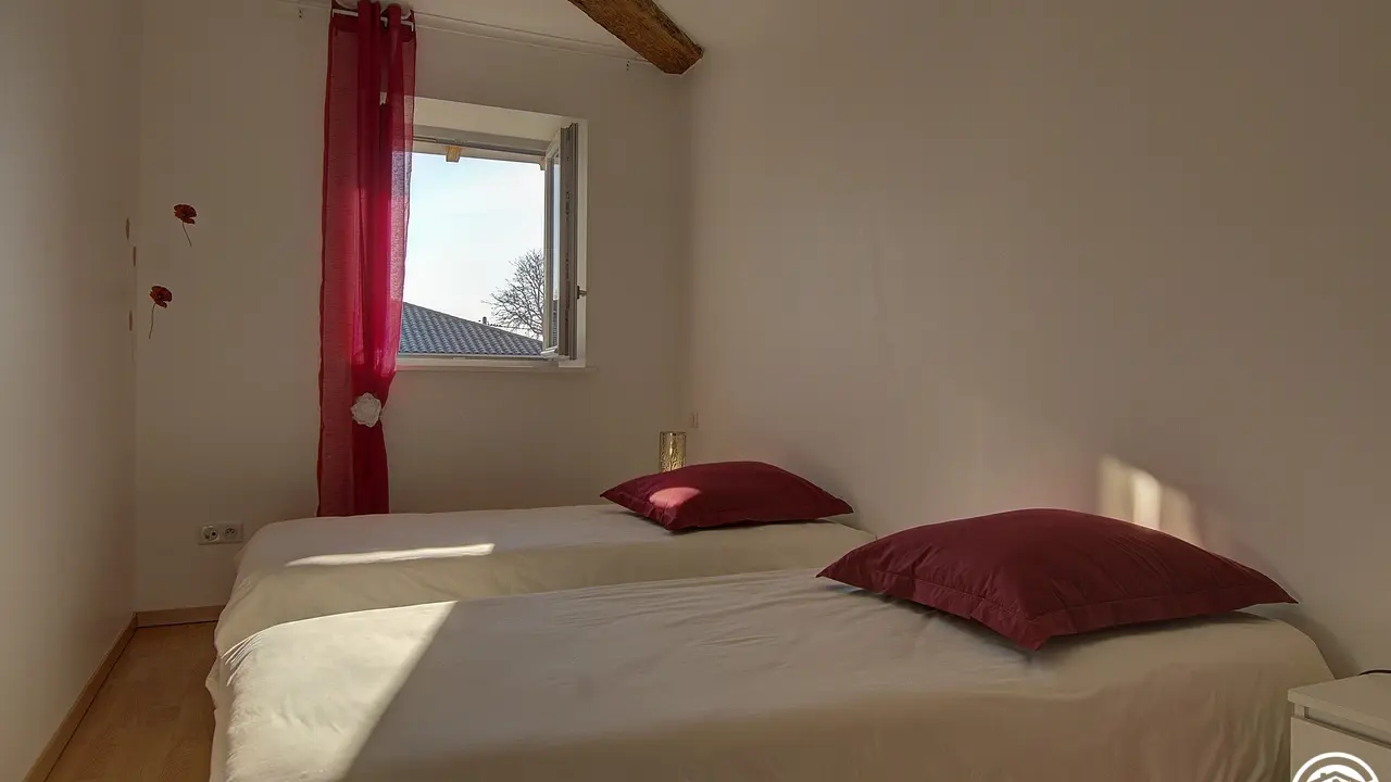 Chambre coquelicot avec 2 lits de 90 cm ou 1 de 180 cm