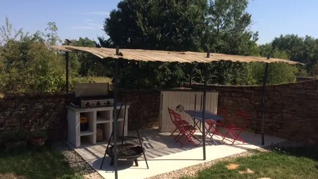 Votre cuisine d'été à LOU PAPAGAI:  un bar avec son zinc, une grande plancha gaz 3 feux et un barbecue braséro