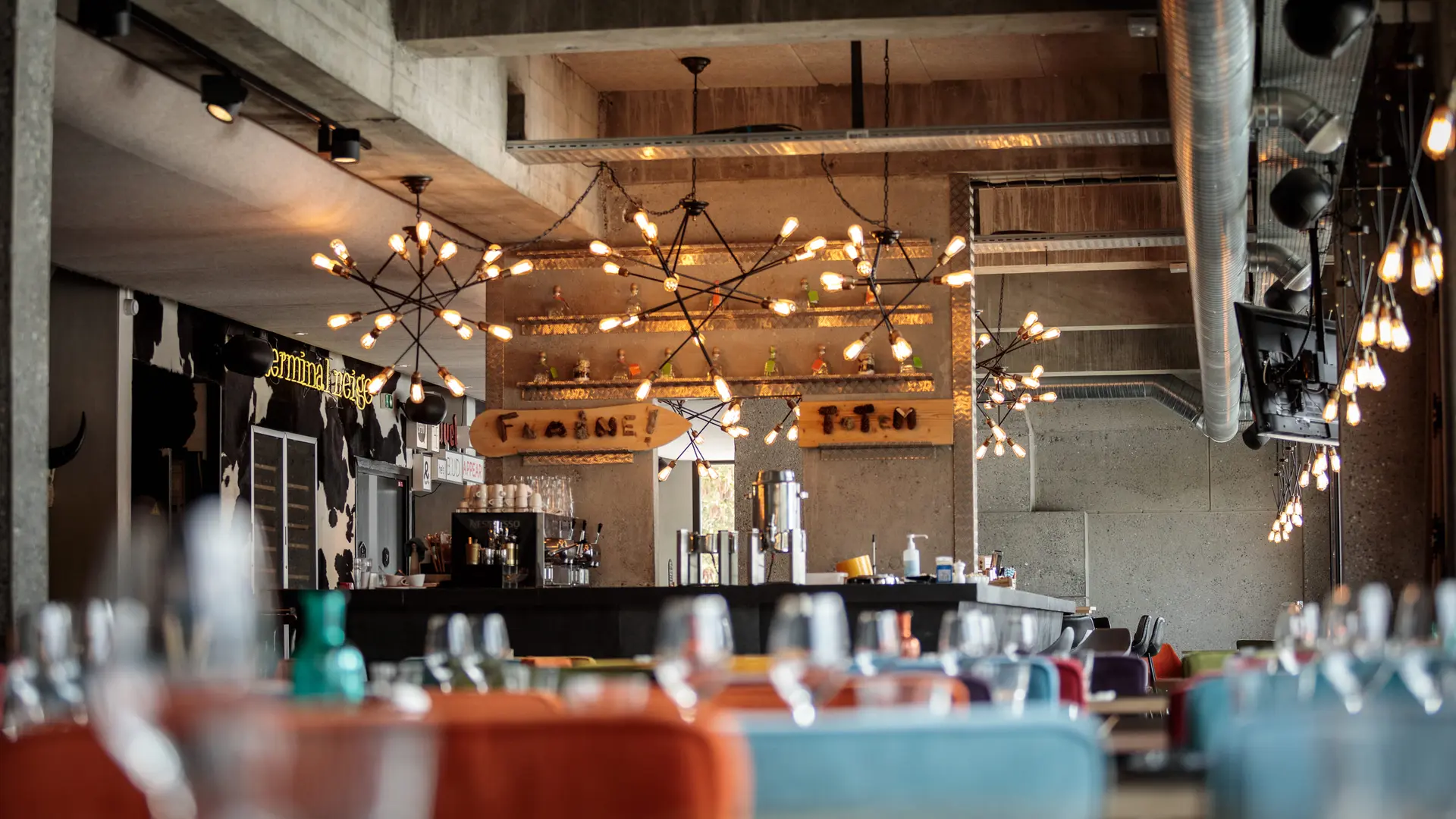 Restaurant room with view of the bar at the back