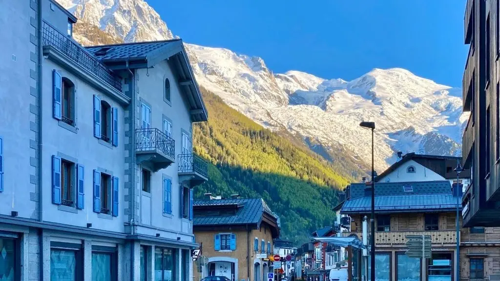 Vue Rue Vallot  / Avenue du Mont-Blanc. Arrêt de Bus Mummery