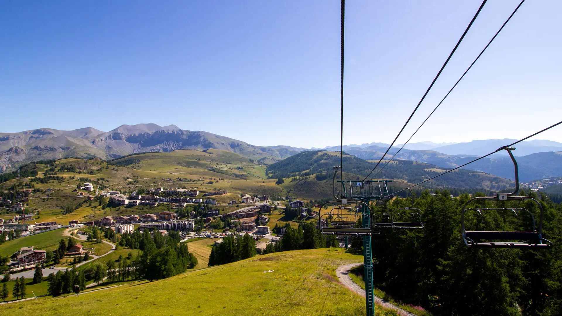 vue sur la montagne depuis le télésiège en été